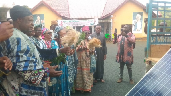 Réception des premiers équipements solaires et collecte des dernières données techniques pour le village traditionnel de Bazou au Cameroun